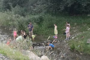2024.06.24Slatioara17 foto 21 copii au ridicat un mic baraj in paraul din Slătioara